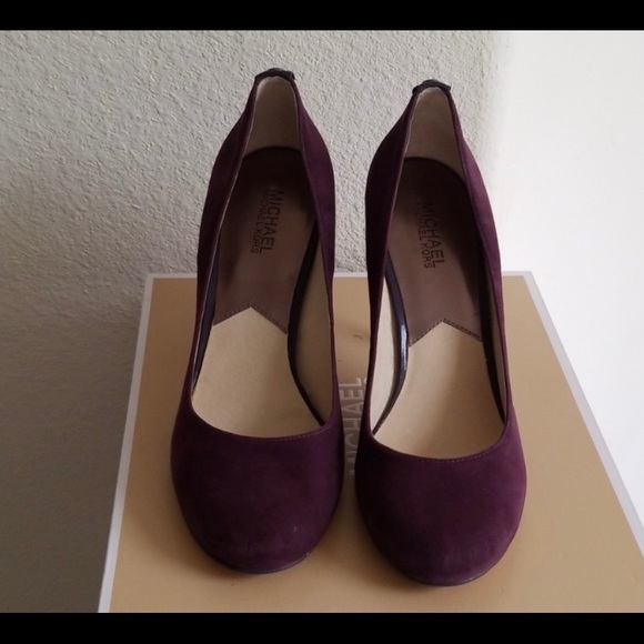 Michael Kors Womans Purple Suede Pump 